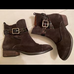 Donald J Pliner brown ankle boot